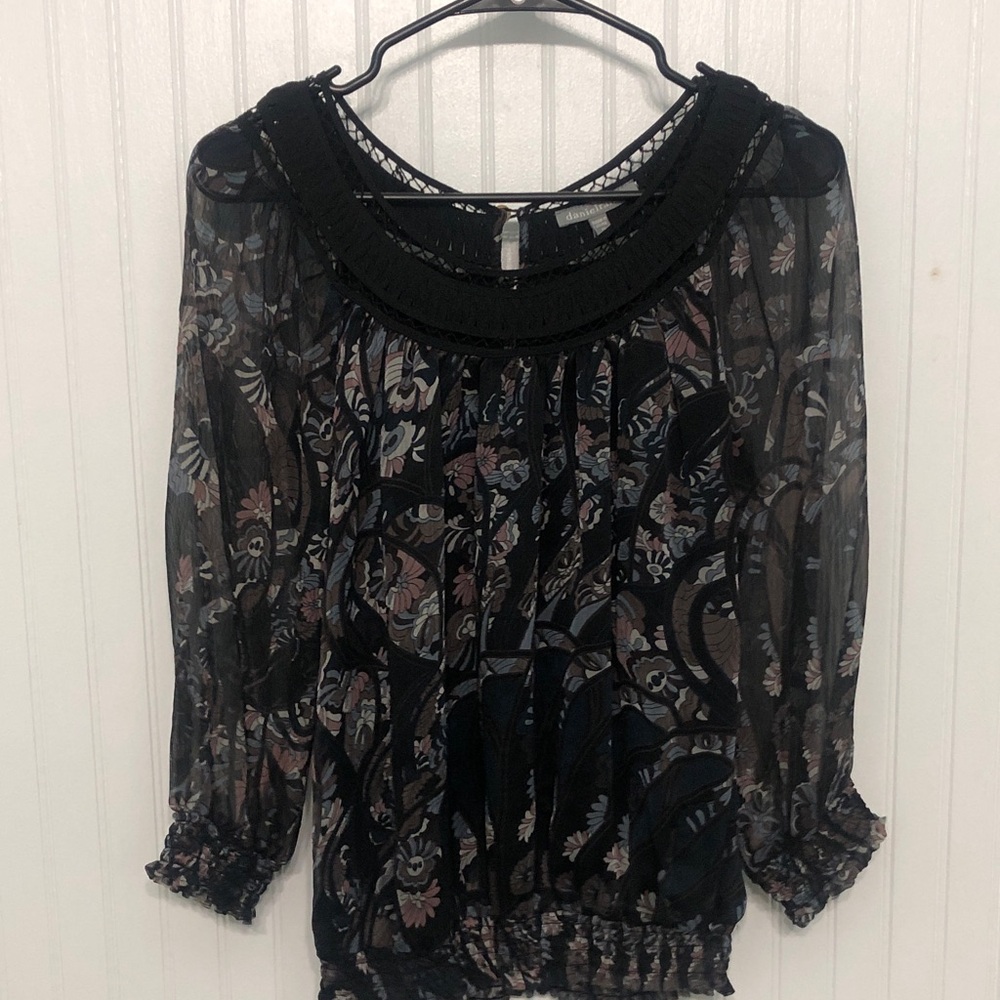 DanielRainn Sheer BLOUSON 3/4slv TOP Cute Scoop Neckline EUC